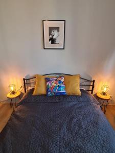 Tempat tidur dalam kamar di Jazz Apartment in the centre of heart in Szczecin