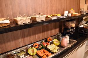 ein Buffet in einem Hotelzimmer mit einem Tablett mit Speisen in der Unterkunft Hotel Itamarati in Sao Jose do Rio Preto