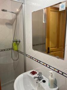 łazienka z umywalką, lustrem i prysznicem w obiekcie Barranco de la Olla by Apartamentos Arnedillo w mieście Arnedillo +31 zdjęć