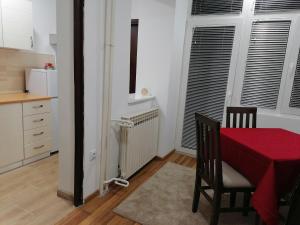 Kuchyň nebo kuchyňský kout v ubytování Apartman Radulović