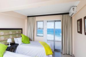 Duas camas num quarto com vista para o oceano em Pebble Beach 26 em Ballito