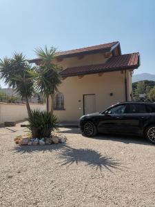 un coche negro estacionado frente a una casa en Amy Dreams en Ottaviano