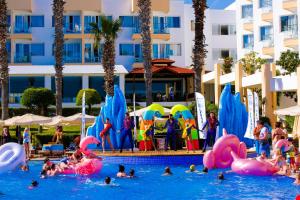 Bazén v ubytování Fortezza Beach Resort nebo v jeho okolí