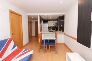 Kuchyňa alebo kuchynka v ubytovaní COSTA DAURADA APARTAMENTS - Royal 104 Luxe + 3 fotografie
