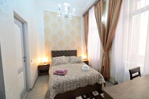 Un dormitorio con una cama, una mesa y una lámpara de araña. en FLH - Royal Studios, en Sibiu 23 fotos más