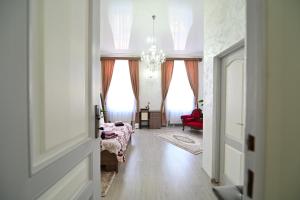 sala de estar con cama y lámpara de araña en FLH - Royal Studios, en Sibiu