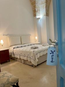 1 dormitorio con 1 cama y puerta azul en B&B Vie del Mediterraneo, en Porto Cesareo