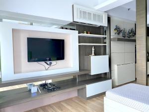 En TV eller et underholdningssystem på Pico de Loro Modern Style (Carola A 216)