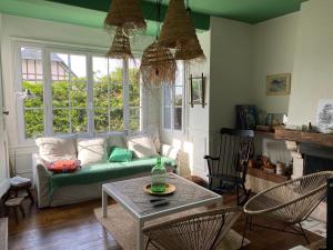 - un salon avec un canapé et une table dans l'établissement Maison en bord de mer, à Blonville-sur-Mer