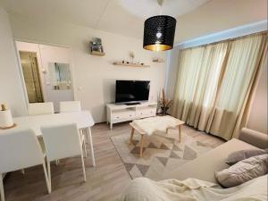 sala de estar con mesa y comedor en Ilona Apartments - "The City Condo" en Kotka