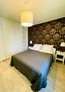1 dormitorio con 1 cama grande en una habitación en Ilona Apartments - "The City Condo" en Kotka