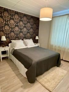 sypialnia z dużym łóżkiem w pokoju w obiekcie Ilona Apartments - "The City Condo" w mieście Kotka