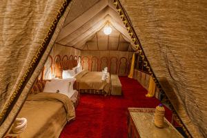 Una habitación con 2 camas en una tienda en Merzouga Desert camp, en Merzouga