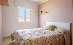 um quarto com uma cama e uma janela em DUPLEX EN EL CENTRO DE GALDAR em Gáldar