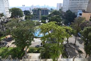 Blick auf einen Park mit Bäumen und Gebäuden in der Unterkunft Hotel Itamarati in Sao Jose do Rio Preto