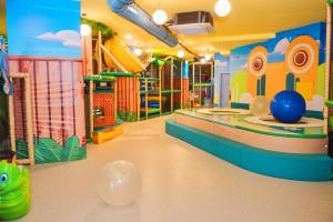 una sala de juegos para niños con un tobogán y un parque infantil en Hotel Zlatibor en Zlatibor
