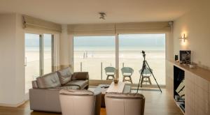 Una sala de estar con vista a la playa en Appartement Seaview, en Koksijde