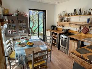 Kuhinja ili čajna kuhinja u objektu Double room on farm (La ferme du Tao)