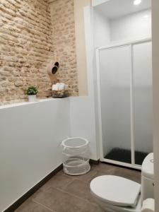 A bathroom at SALOTUR Sierpes