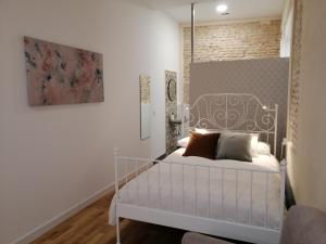 A bed or beds in a room at SALOTUR Sierpes