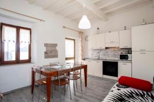 a kitchen and dining room with a table and chairs at Sulla Valle di Seccheto in Seccheto