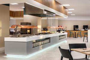 Kuchyň nebo kuchyňský kout v ubytování Hotel Vibra Beverly Playa