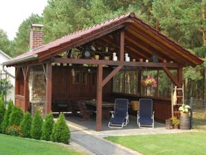 cenador con mesa y sillas en un patio en Pension + Apartments Tor zum Spreewald, en Lübben