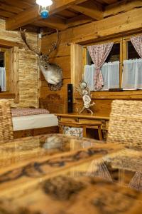 Pokój ze stołem i krzesłami w kabinie w obiekcie Drevenica Pod Vŕškom w Tierchowej