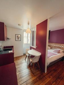 a hotel room with a bed and a table at Garden Apparts Rennes Centre Gare in Rennes