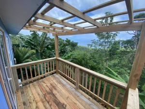 balcone in legno con vista sulla foresta di Mr, Crab Apartment a Six Huts