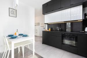 Kuchyňa alebo kuchynka v ubytovaní Deluxe Apartments Sucha Gdańsk by Noclegi Renters