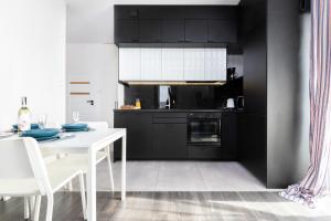 Kuchyňa alebo kuchynka v ubytovaní Deluxe Apartments Sucha Gdańsk by Noclegi Renters