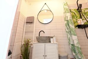 Ένα μπάνιο στο FLH - Central Apartments +87 φωτογραφίες