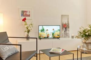 salon z telewizorem na białej ścianie w obiekcie Ferienwohnung Hasport w mieście Piesport