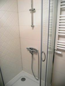 y baño con ducha y puerta de cristal. en Apartament Centrum 32m2 Kłodzko - Przyjaciół Ziemi Kłodzkiej en Kłodzko