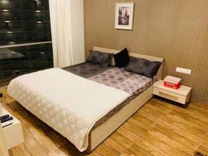 En eller flere senge i et værelse på Royal treats at Rajhans Belliza Near Airport