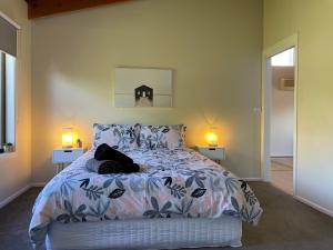 En eller flere senger på et rom på Close to Coast & Bellarine Peninsula