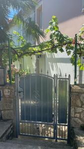 un cancello di fronte a una casa di Apartman Annamaria a Cres