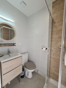 een badkamer met een toilet, een wastafel en een douche bij Hotel Les Vieux Acacias in Queyrac