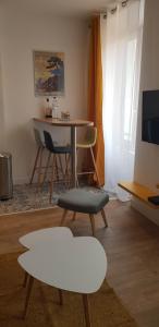una sala de estar con una mesa y una silla en Cosystudio centre Ajaccio, en Ajaccio 30 fotos más