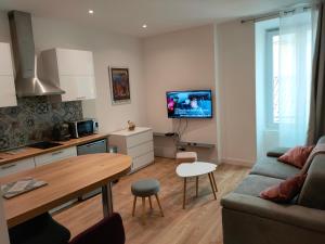 una sala de estar con un sofá y una mesa en Cosystudio centre Ajaccio, en Ajaccio