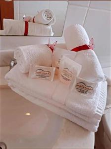 una pila de toallas sentadas en la parte superior de la barra del baño en Matinada Palace Hotel, en Paraguaçu