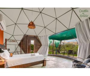 - une chambre avec une tente et une piscine dans l'établissement Glamping Serra da Canastra - Casinha de Hortelã - Domo Jaboticaba, à Delfinópolis
