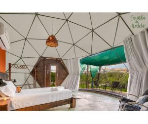 Giường trong phòng chung tại Glamping Serra da Canastra - Casinha de Hortelã - Domo Jaboticaba