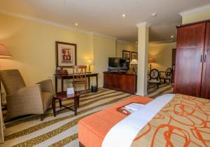 Ein Bett oder Betten in einem Zimmer der Unterkunft Kigali Serena Hotel