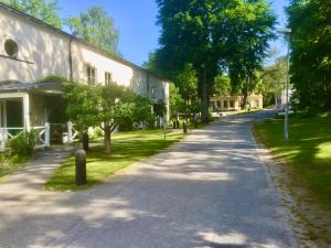 eine leere Straße vor einem Gebäude in der Unterkunft STF Lillsved in Värmdö