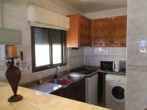 A kitchen or kitchenette at Strandnahe Wohnung mit Meerblick