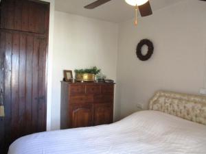 A bed or beds in a room at Strandnahe Wohnung mit Meerblick
