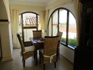 A seating area at Strandnahe Wohnung mit Meerblick