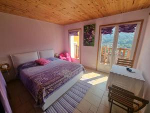 MonteggioにあるLa Nave B&Bのベッドとテーブルと窓のある寝室